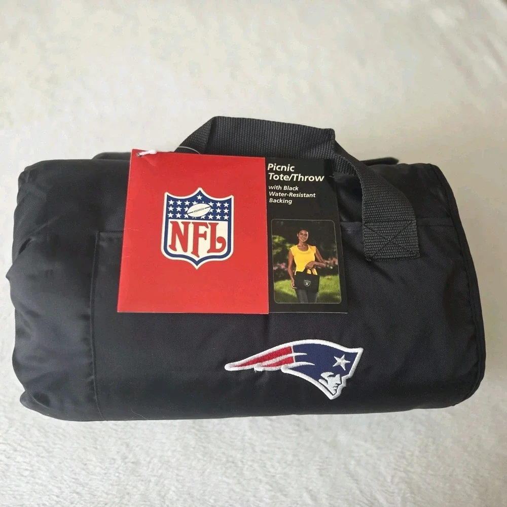 NWT New England Patriots NFL Picnic Tailgate‎ Blanket Handles Sports Outdoor